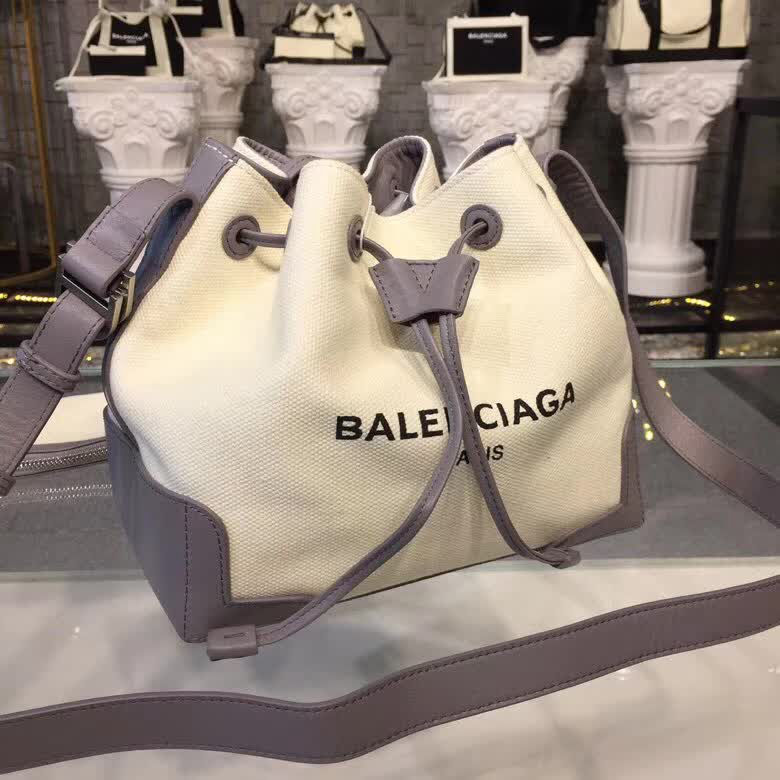 BALENCIAG巴黎世家 帆布 斜挎抽繩桶包  BL1847